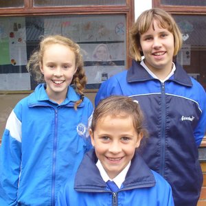 Spelkompetisie: Agter vlnr: Goldien Wolfaardt (Gr 6) en Rianska le Roux (Gr 5). Voor: Carla Oosthuizen (Gr 1)